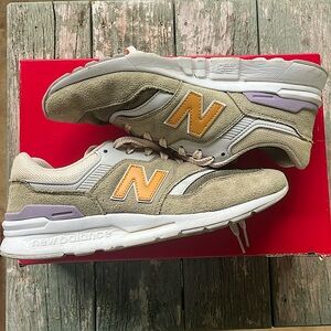 Women’s Size 10 New Balance 997H Retro Sneakers in Sage Green
